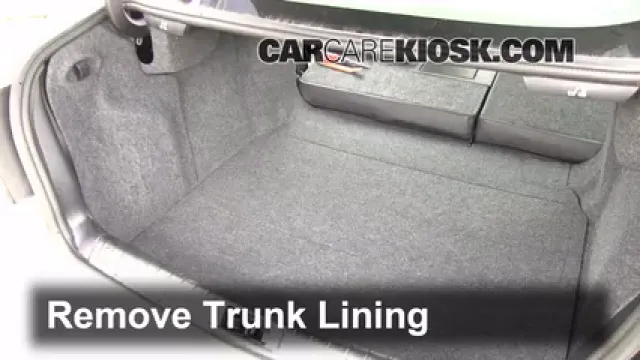 2010 Saab 9-3 2.0T 2.0L 4 Cyl. Turbo Sedan Monter sur cric Utiliser le cric pour lever la voiture